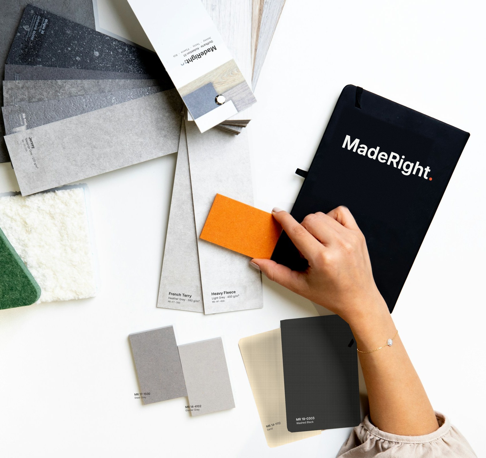 Stoffkarte mit Stoffmustern, Farbkarten und MadeRight-Notizbuch
